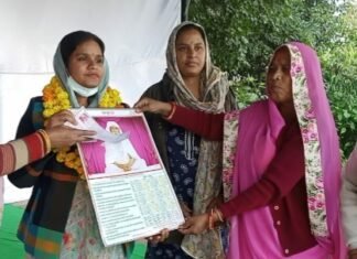 शाकाहारी सम्मेलन में विशिष्ट अतिथि के रूप में नगर निगम हेरिटेज की मेयर मुनेश गुर्जर सहित सभी लोगों को शाल,साफा,माला पहनाकर स्वागत किया गया और गुरुजी का नव वर्ष का कैलेंडर, डायरी व प्रसाद भेंट किया गया,,