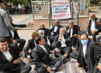 वकीलों ने की मांग,मुख्य न्यायाधीश को सेवानिवृत्ति के बाद कोई जिम्मेदारी नहीं मिले, धरना 31 वें दिन भी जारी रहा,,