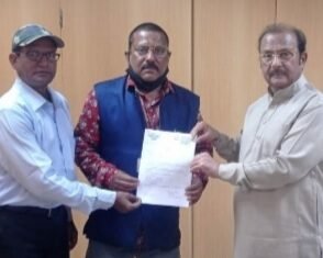 पत्रकार सुरक्षा कानून व डिजिटल मीडिया के लिए ठोस नीति शीघ्र बनाने की माँग अब हुई तेज,, पीपीआई के विशाल धरने के साथ ही अन्य संगठनों ने भी आन्दोलन की दी चेतावनी,, ,पीपीआई ने आन्दोलन जारी रखते हुए सभी जनप्रतिनिधियों को मुख्यमंत्री अशोक गहलोत के नाम अपना मांगपत्र देने के अभियान के तहत,आज लघु उद्योग विकास निगम के अध्यक्ष एवं कांग्रेस के वरिष्ठ नेता राजीव अरोड़ा को सौंपा मांग पत्र,,,