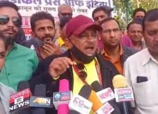 CST/DST टीम पूरी ईमानदारी के साथ अपना काम करती है,, समय-समय पर कार्रवाई करती है,, लेकिन उदाहरण के तौर पर घाटगेट सट्टा क्या संबंधित आदर्शनगर थाने की मदद से कार्यवाही के 24 घंटे बाद ही अपना सट्टा अभियान शुरू कर देता है ? अब 10 पत्रकारों की न्यू इंडिया खबर की टीम मौके पर घाट गेट के सट्टा बाजार में जाएगी और आदर्श नगर थाने से सीधी खुली बात करेगी,, जयपुर आयुक्तालय पूर्व डीसीपी कार्यालय की बदनामी होती है,,