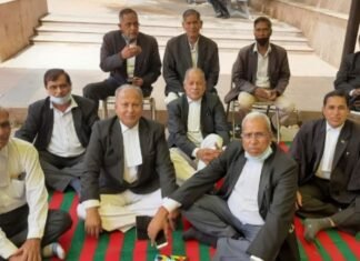 *दिया तले अंधेरा* वरिष्ठ अधिवक्ताओं को सूचना के अधिकार के तहत मांगी गई सूचना नहीं दे रहा है कोर्ट, हाईकोर्ट धरना 84 वें दिन भी जारी रहा,,