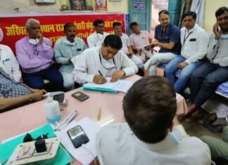 नर्सिंग अधीक्षको के एसीआर संबंधी अधिकारों पर कुठाराघात को लेकर नर्सेज ने दी राज्यव्यापी आंदोलन की चेतावनी, एसोसिएशन के प्रदेश अध्यक्ष राजेन्द्र सिंह राना की अध्यक्षता में लिया गया आन्दोलन का फैसला,