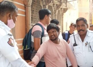 सांगानेरी गेट पर यातायात पुलिसकर्मियों ने विद्यार्थी का मोबाइल चुराकर भाग रहे चोर को पकड़ा,,