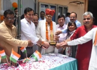 पिंकसिटी प्रेस क्लब में बना आजादी का अमृत महोत्सव, अध्यक्ष मुकेश मीणा ने फहराया झंडा,वरिष्ठ पत्रकार एवं संस्थापक सदस्य प्रवीण चन्द छाबड़ा का किया गया सम्मान,, महासचिव रघुवीर जांगिड़ एवं कार्यकारिणी के साथ क्लब सदस्य महोत्सव के बने गवाह,,