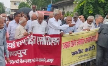 सेवानिवृत्त रोडवेज कर्मचारियों ने रोडवेज मुख्यालय पर ज़बरदस्त प्रदर्शन किया,,