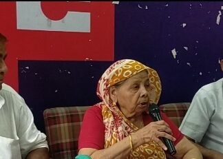 पुलिस प्रताड़ना से परेशान होकर भटक रही आरएएस ऑफिसर की 85 वर्षीय मां,,