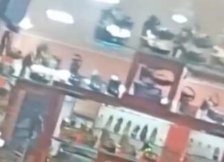 दडा मार्केट में जूते चप्पल की एक ऐसी दुकान जहां हर गैर कानूनी काम करने वाले को मिलता है आशीर्वाद,,, एक बार मौका तो दें,, जुआ ,ऑनलाइन सट्टा, दो बदमाशों के बीच का सेटलमेंट, हवाला आदि आदि, पूरा खुलासा अगली किस्त में,,