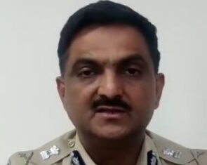 कोर्ट के बाहर दिनदहाड़े मर्डर, आरोपी की गोली मारकर हत्या : रास्तो पर सघन नाकाबन्दी,,