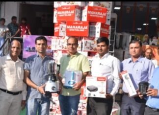 काशवी एंटरप्राइजेज में मिक्सियों का पिरामिड बनाकर किया गया प्रोडक्ट अवेयरनेस कैम्पेन का शुभारंभ– महाराजा वाइटलाइन की 150 से अधिक मिक्सियों हुईं डिस्प्ले,