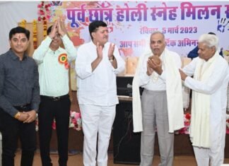 आदर्श विद्या मंदिर के पूर्व छात्रों ने खेली फूलों से होली,,