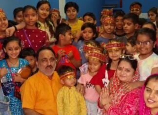 दुर्गा अष्टमी के पावन पर्व पर अमृत ग्रुप ने कन्याओं को भोजन कराकर उनका आशीर्वाद लिया,,