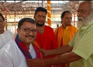 महामंडलेश्वर मनोहर दास जी महाराज को शाल ओढ़ाकर सम्मान किया