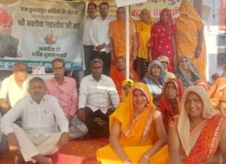 गहलोत सरकार के खिलाफ धरना देते हुए अनोखे ढंग से मनाया अशोक गहलोत का जन्मदिन.