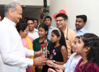 कैंसर पीड़ित बालक से मिले मुख्यमंत्री,, दिव्यांशु ने मुख्यमंत्री से अपने जन्मदिन पर मिलने की इच्छा जाहिर की थी,