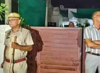 जिनके घर शीशे के होते हैं उन्हें दूसरों के घर पत्थर नहीं मारना चाहिए, निगम हेरिटेज की मेयर मनीष गुर्जर के घर एसीबी का छापा, मेयर अफसरों के खिलाफ भ्रष्टाचार के मामले को लेकर बैठती थी धरने पर, अब पति सुशील गुर्जर 2 लाख की रिश्वत लेते हुए गिरफ्तार,