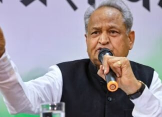 धरना समाप्त, शीला शेखावत,पत्नी की घोषणा , एसएमएस मेडिकल college में पोस्टमार्टम शुरू, अशोक गहलोत, डीजीपी अन्य जिम्मेदारों के नाम एफआईआर में दर्ज, तत्कालीन एसएचओ श्याम नगर व बीट अधिकारी सस्पेंड,
