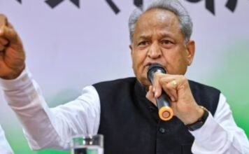 धरना समाप्त, शीला शेखावत,पत्नी की घोषणा , एसएमएस मेडिकल college में पोस्टमार्टम शुरू, अशोक गहलोत, डीजीपी अन्य जिम्मेदारों के नाम एफआईआर में दर्ज, तत्कालीन एसएचओ श्याम नगर व बीट अधिकारी सस्पेंड,