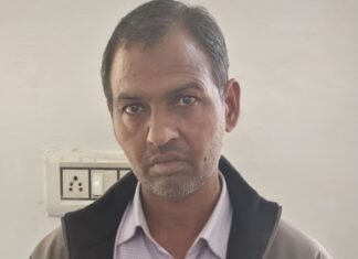 नगर परिषद के कनिष्ठ अभियंता 2 लाख रुपए रिश्वत लेते गिरफ्ता, रिश्वत की राशि लेकर चचेरा भाई फरार, एसीबी जुटी तलाश में,चचेरा भाई भी नगर परिषद में जमादार,,