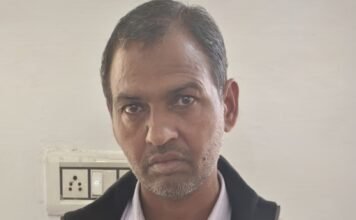 नगर परिषद के कनिष्ठ अभियंता 2 लाख रुपए रिश्वत लेते गिरफ्ता, रिश्वत की राशि लेकर चचेरा भाई फरार, एसीबी जुटी तलाश में,चचेरा भाई भी नगर परिषद में जमादार,,