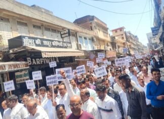 हल्दियों के रास्ते के व्यापारी हैरान, परेशान, रोजी रोटी का संकट,19 व्यावसायिक परिसरों की हजारों दुकानों को सील किए जाने पर परकोटा विकास संघर्ष समिति के तत्वाधान में व्यापारियो,कर्मचारियों एवं महिलाओ का शांतिपूर्ण प्रदर्शन,,