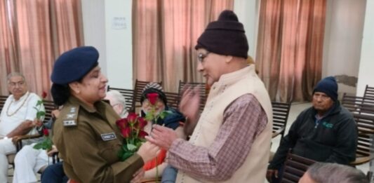राजस्थान पुलिस ने बुजुर्गों के बीच मनाया नववर्ष; सुरक्षा और सम्मान का दिया संदेश,,पुष्पांजलि पहुँची पुलिस; एएसपी सुनीता मीना ने सिखाए साइबर सुरक्षा के गुर,,