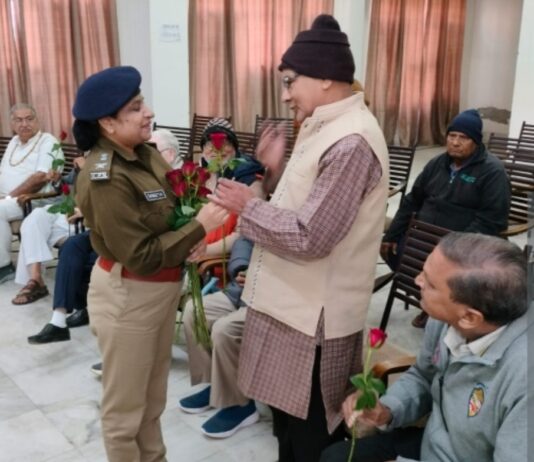 राजस्थान पुलिस ने बुजुर्गों के बीच मनाया नववर्ष; सुरक्षा और सम्मान का दिया संदेश,,पुष्पांजलि पहुँची पुलिस; एएसपी सुनीता मीना ने सिखाए साइबर सुरक्षा के गुर,,